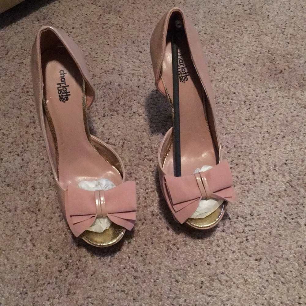 Nude pumps